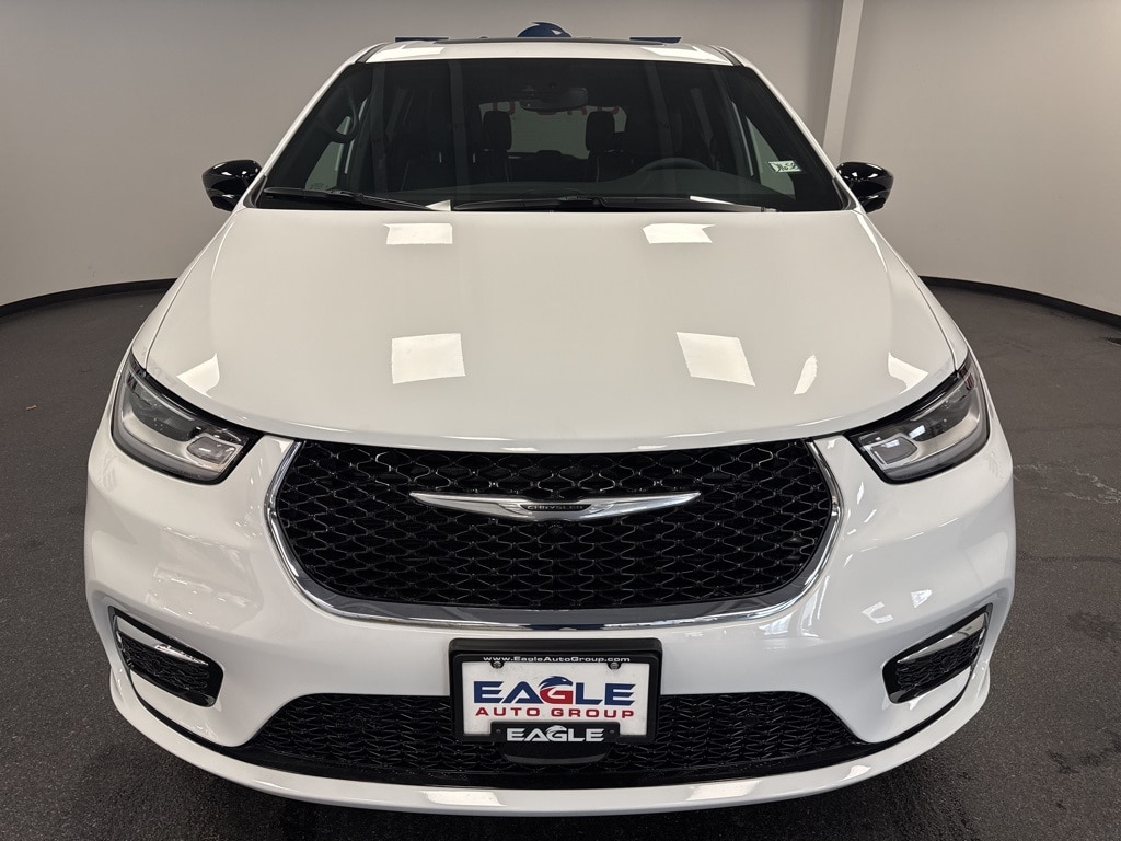 New 2026 Chrysler Pacifica LIMITED AWD Passenger Van