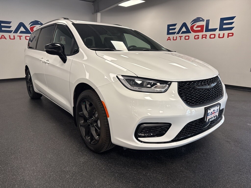 2025 Chrysler Pacifica Limited photo 2
