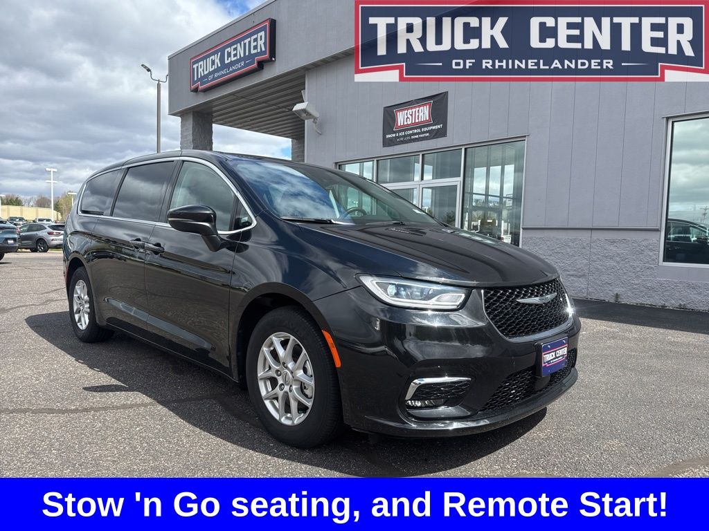 2023 Chrysler Pacifica Touring L's photo