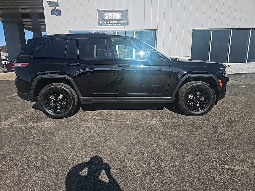 Used 2024 Jeep Grand Cherokee Altitude with VIN 1C4RJHAG3RC152123 for sale in Eagle River, WI