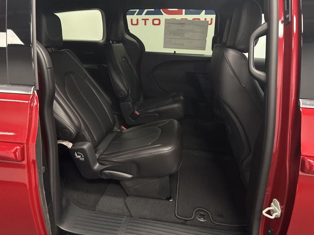 2026 Chrysler Pacifica Select - Photo 33