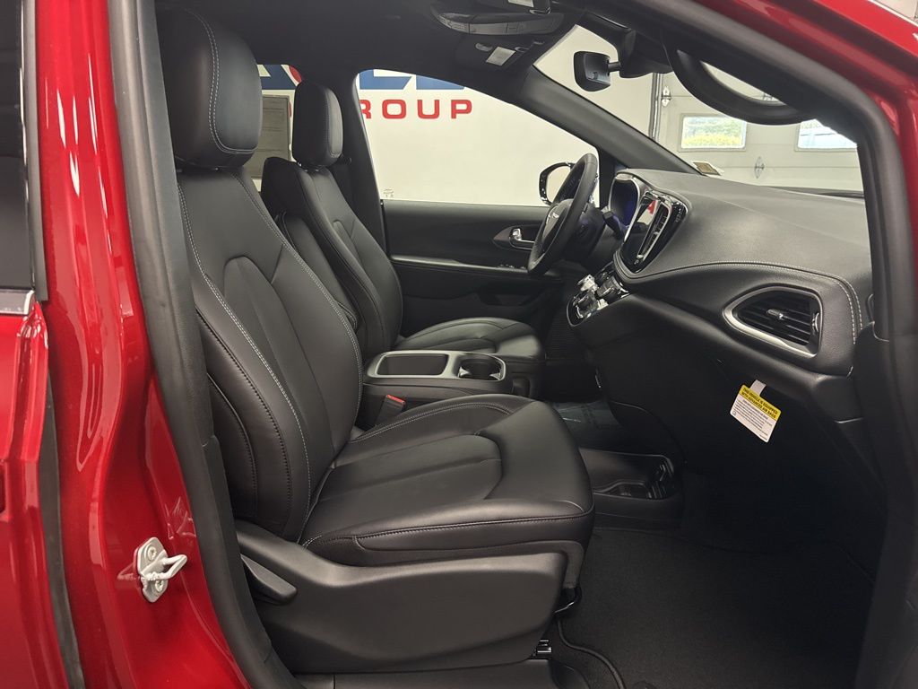 2026 Chrysler Pacifica Select - Photo 37