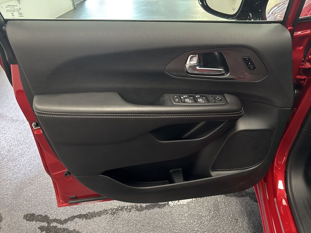 2026 Chrysler Pacifica Select - Photo 15