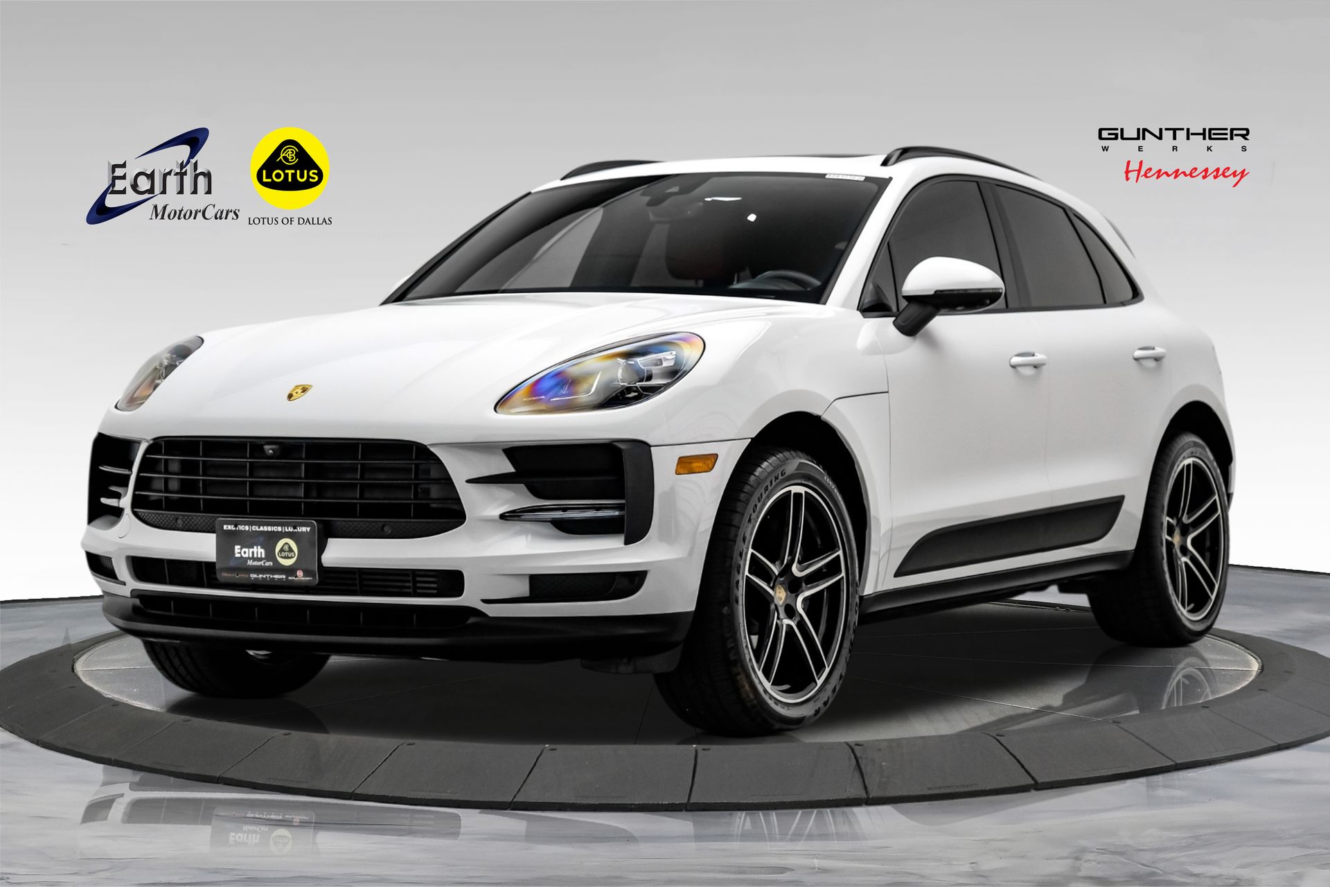2021 Porsche Macan -'s photo