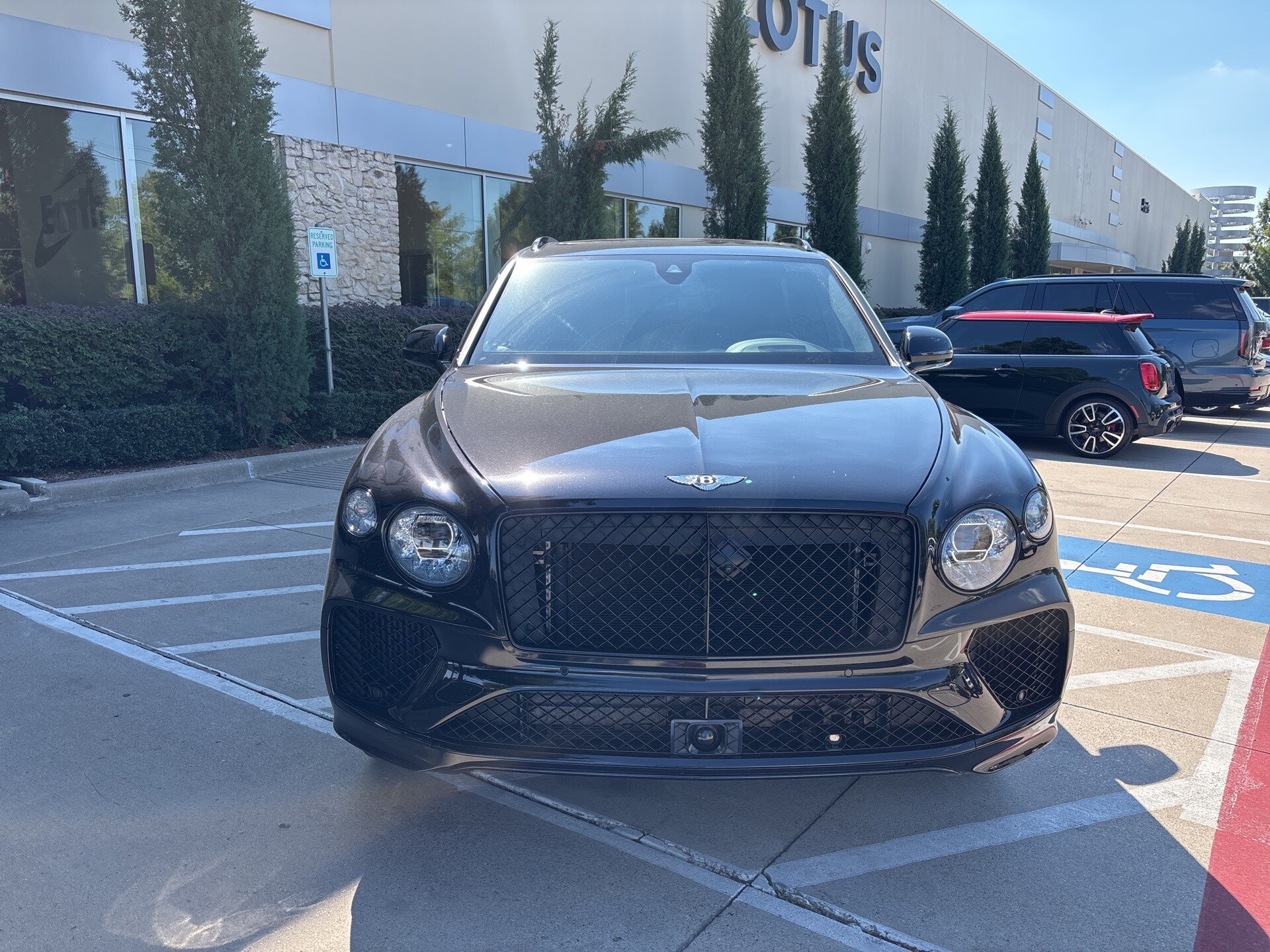 2024 Bentley Bentayga V8 photo 2