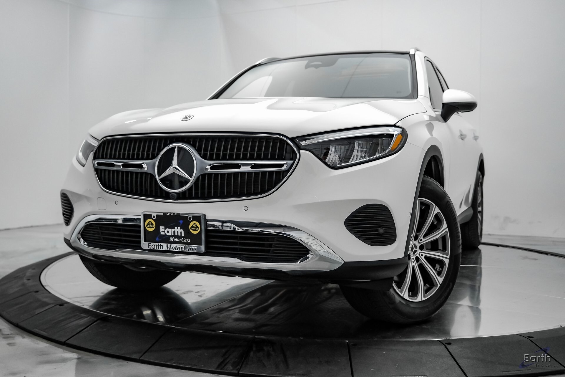 2024 Mercedes Benz GLC 300 photo 2