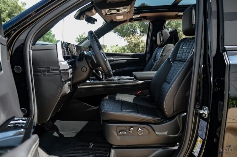 2025 Cadillac Escalade V-Series photo 2