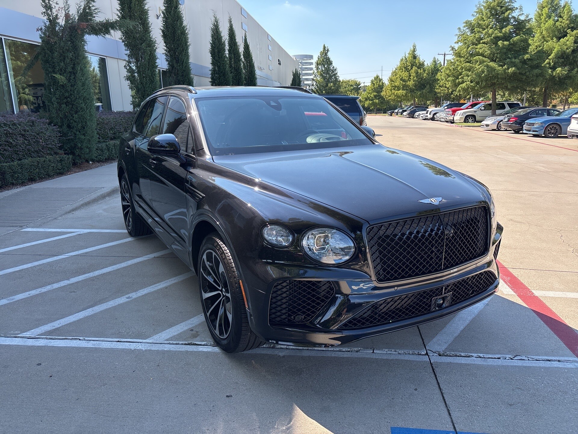 2024 Bentley Bentayga V8 photo 3