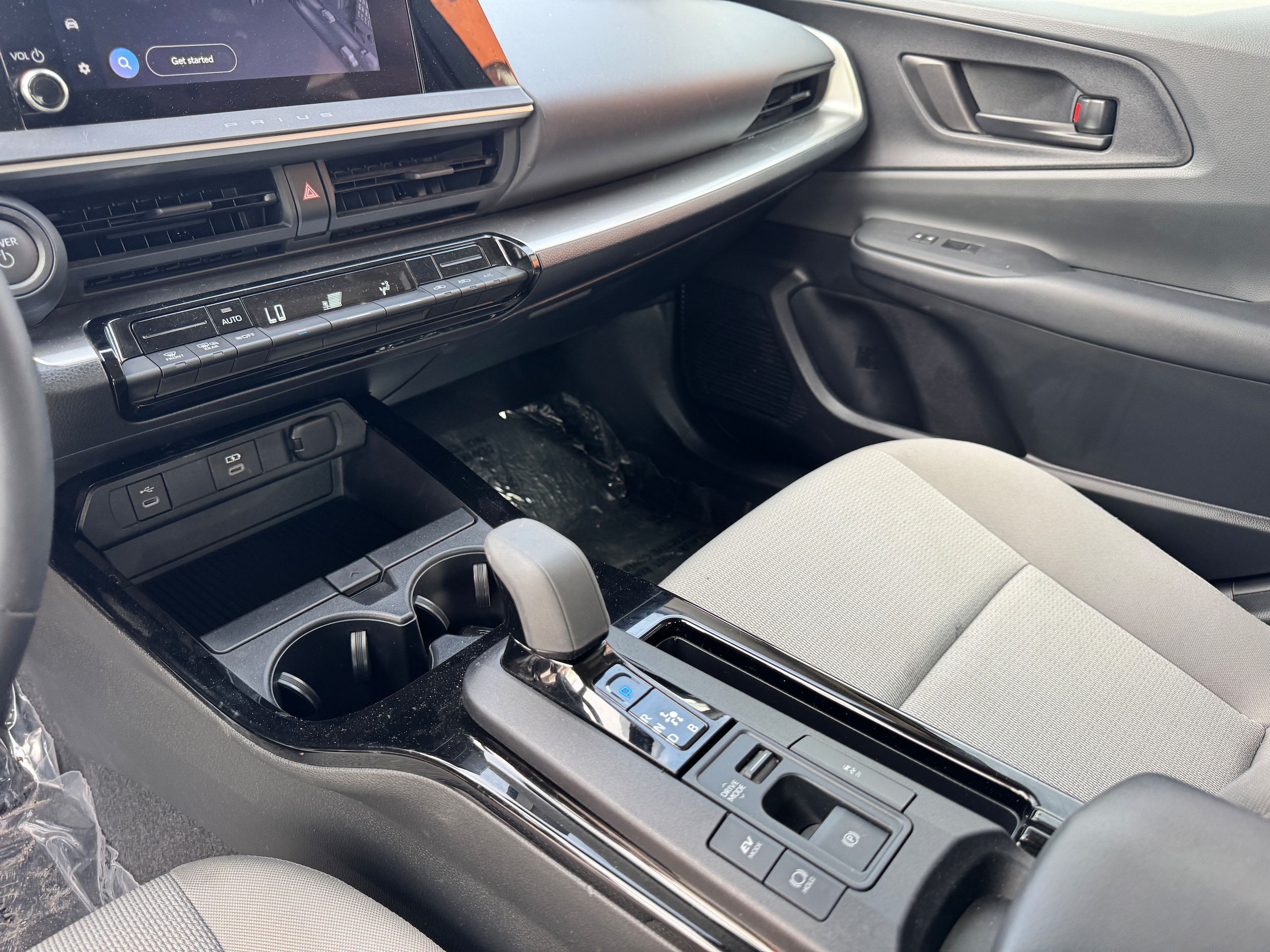 2024 Toyota Prius LE - Photo 13