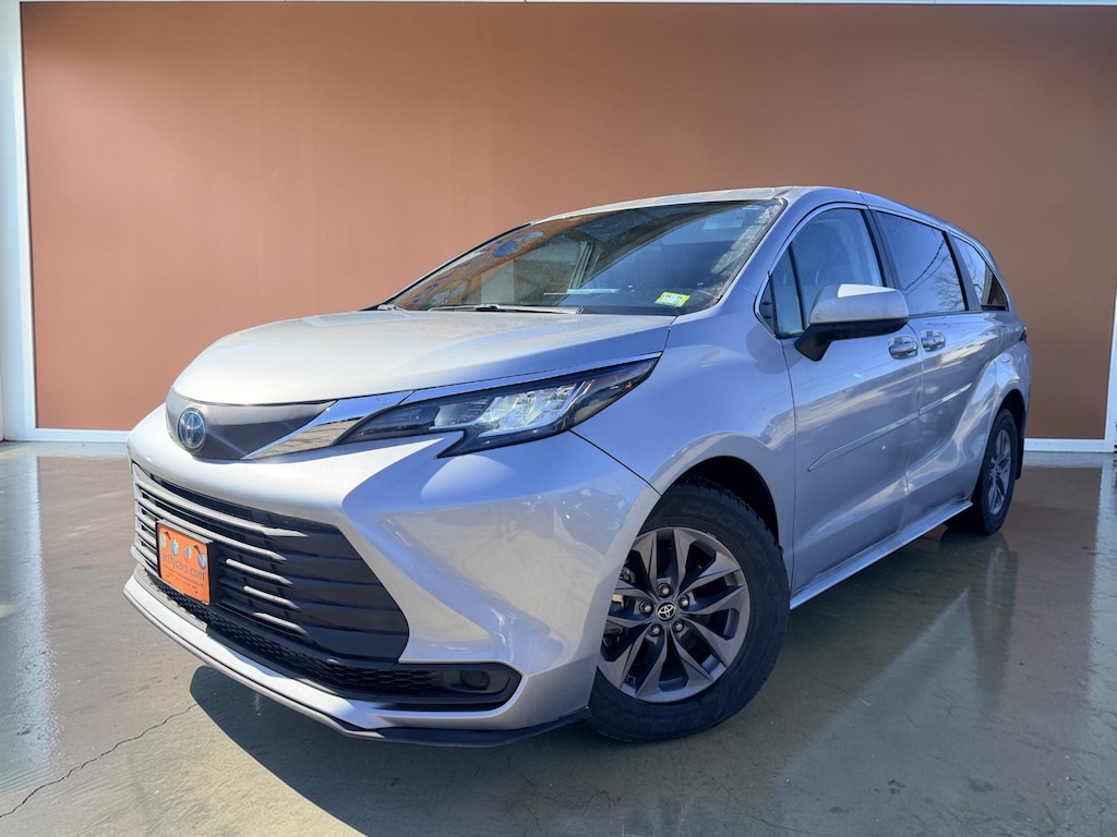 Used 2023 Toyota Sienna LE 8 Passenger Van Passenger Van