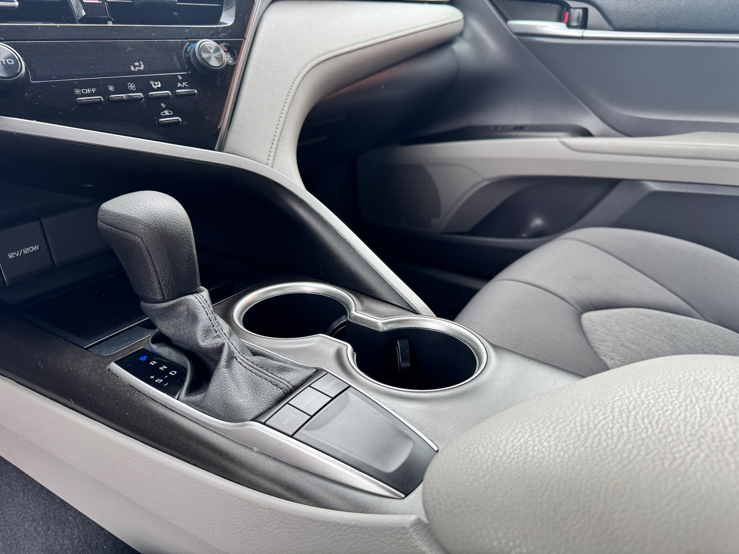2024 Toyota Camry LE - Photo 14