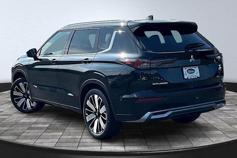 2025 Mitsubishi Outlander SEL photo 3