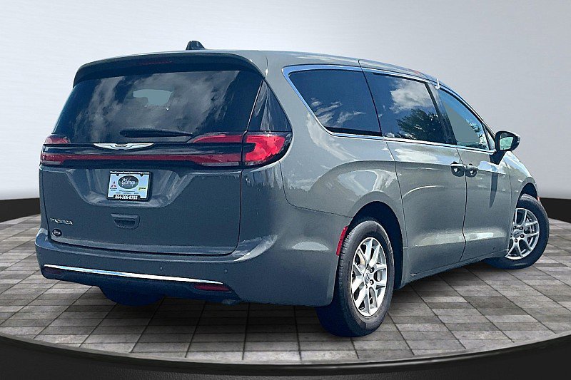 2023 Chrysler Pacifica Touring L photo 2
