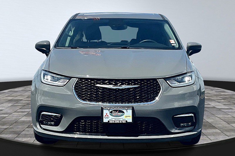 2023 Chrysler Pacifica Touring L photo 3