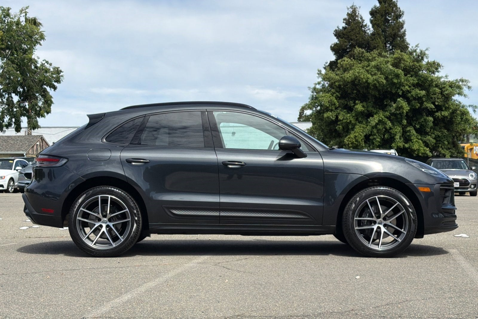 2025 Porsche Macan photo 2