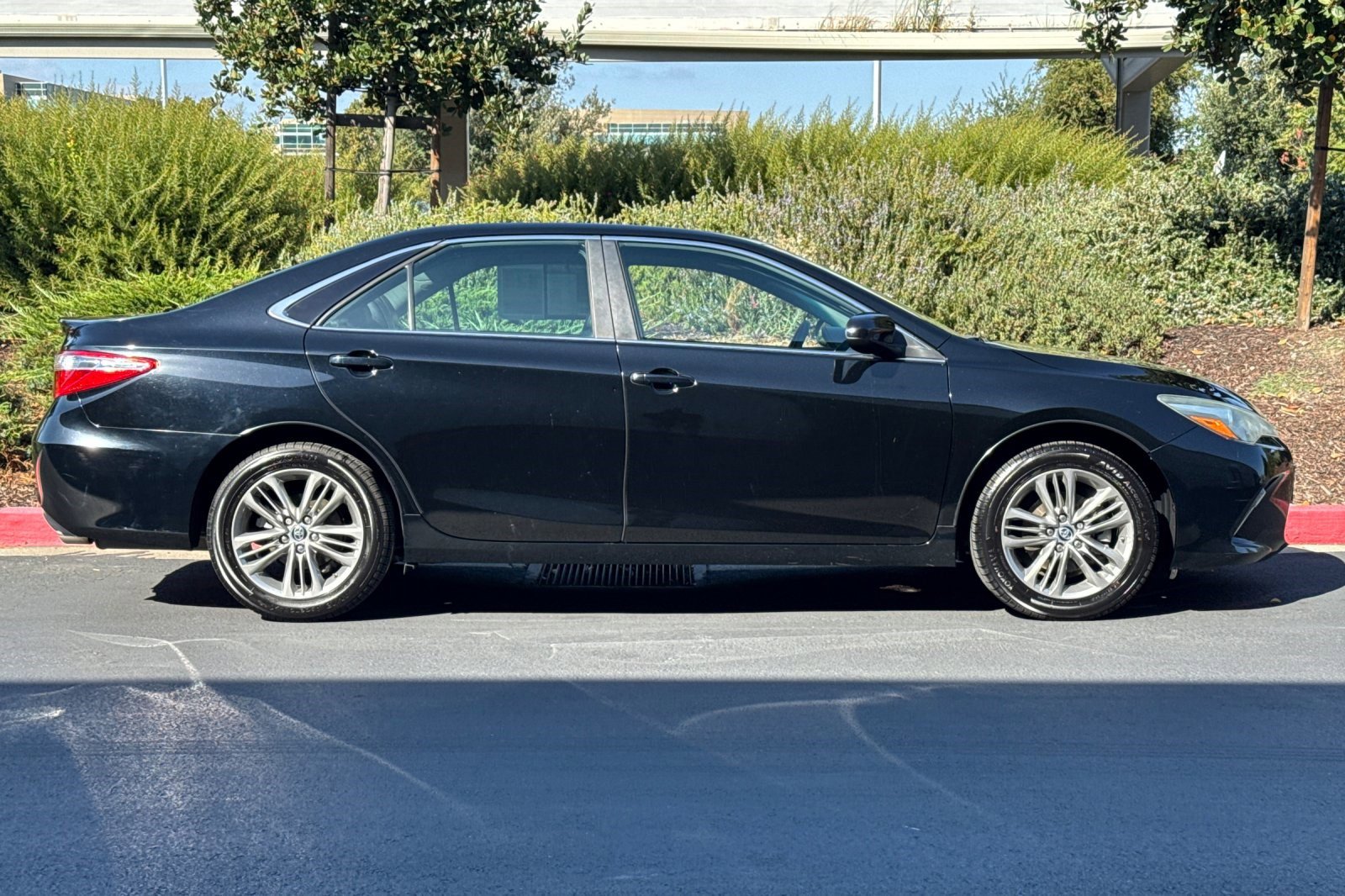 2015 Toyota Camry SE photo 3