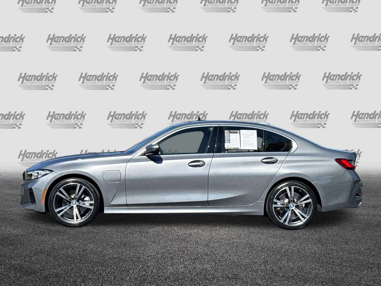 2024 BMW 3 Series 330e photo 3