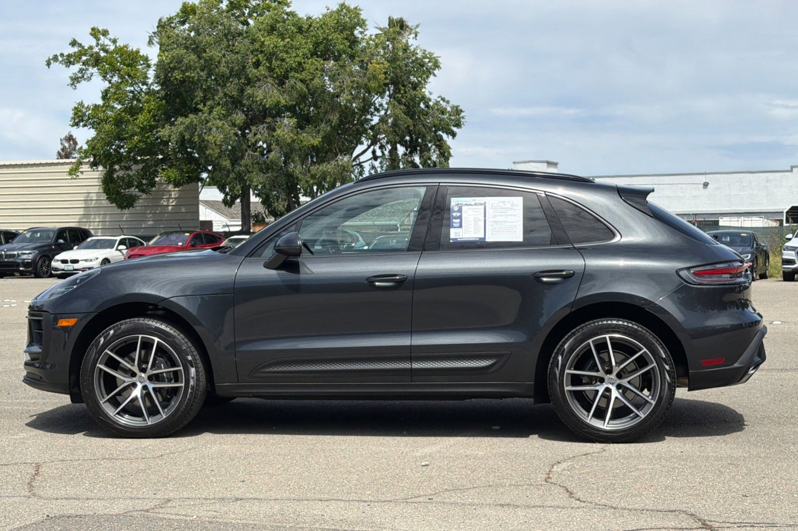 2025 Porsche Macan photo 3