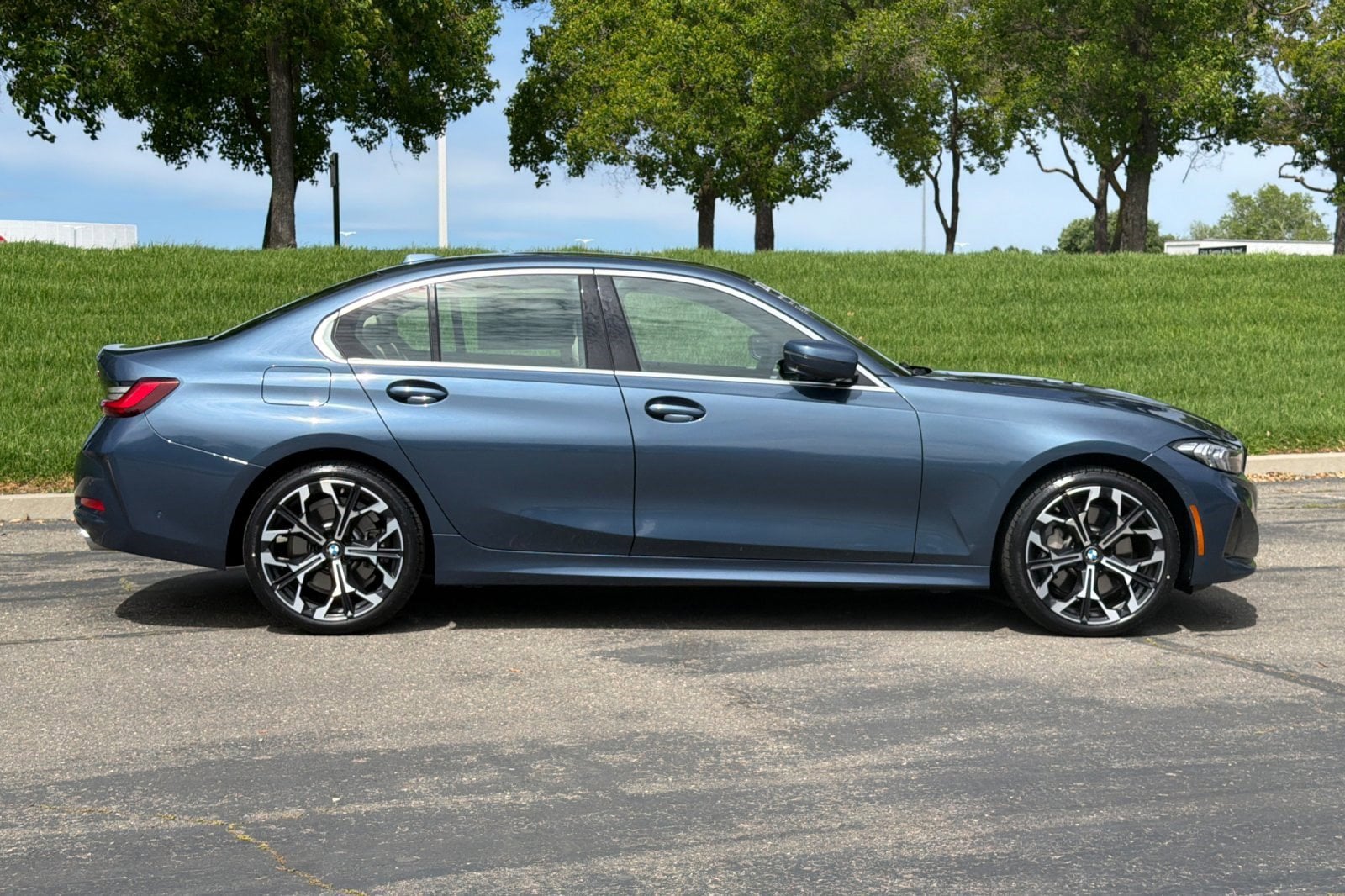 2025 BMW 3 Series 330i xDrive photo 2