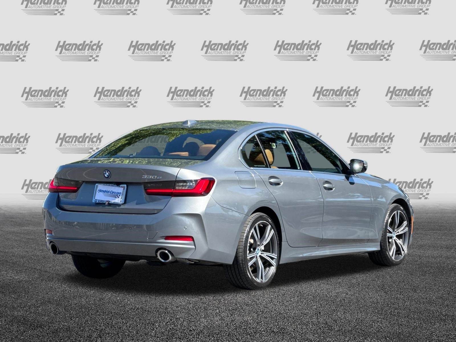 2024 BMW 3 Series 330e photo 4
