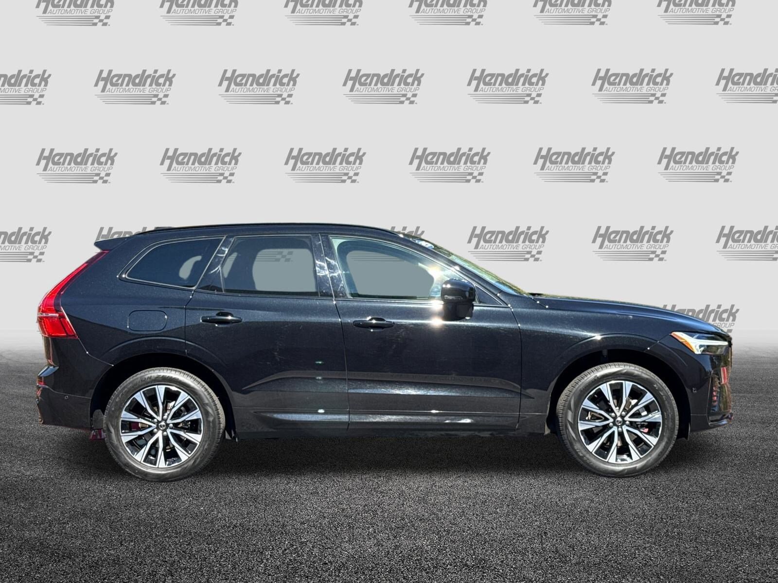 2025 Volvo XC60 B5 Plus photo 2