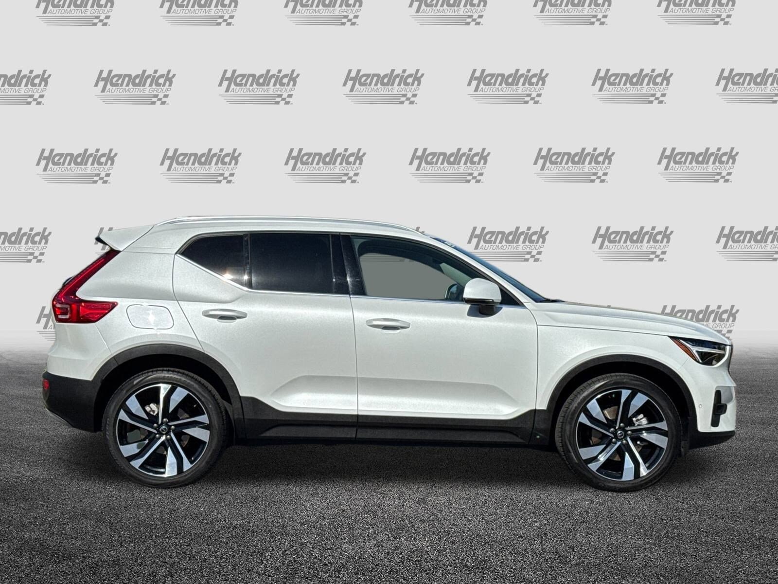 2023 Volvo XC40 Ultimate photo 2