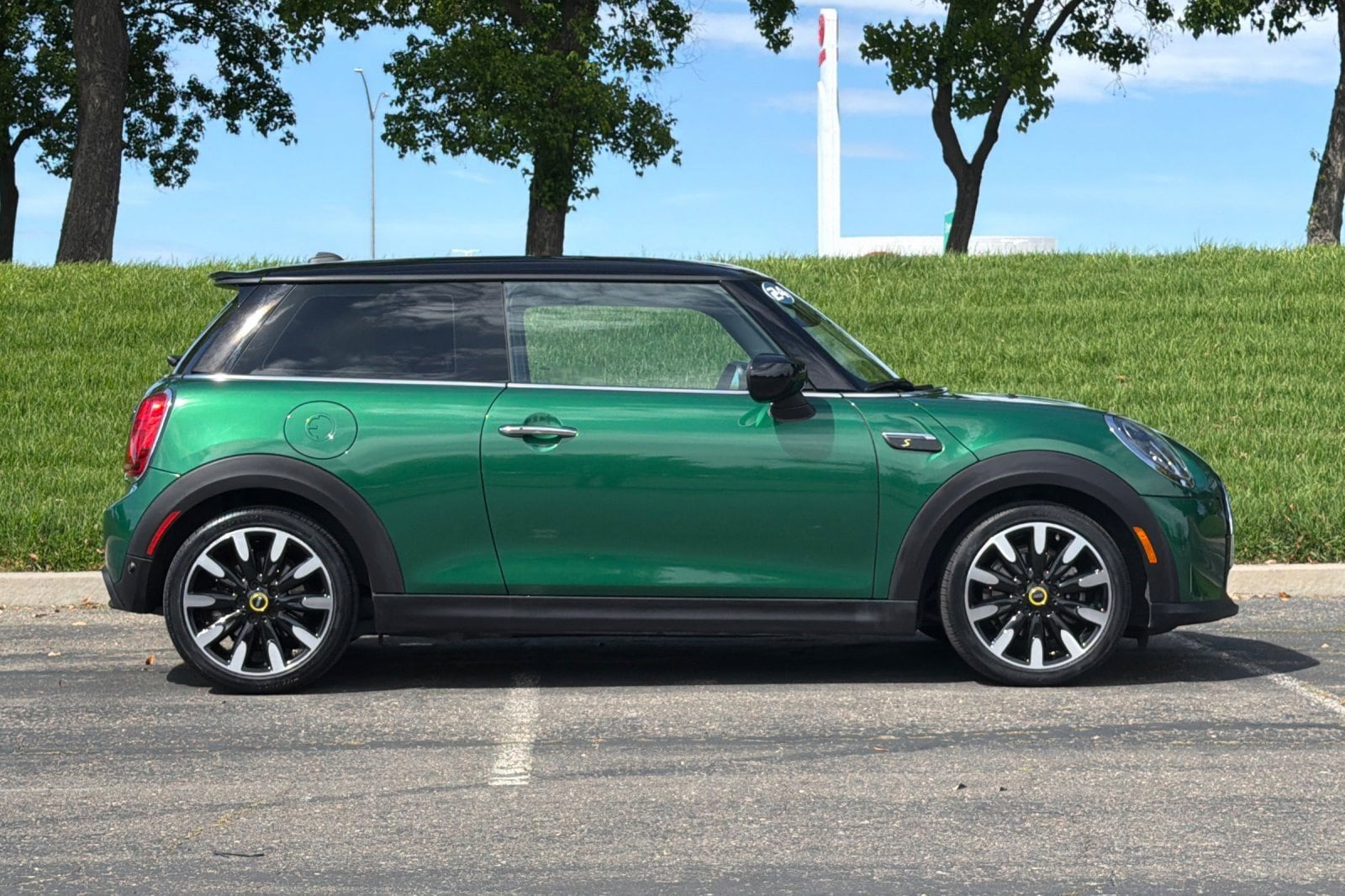2024 MINI Hardtop 2 Door Cooper SE photo 2