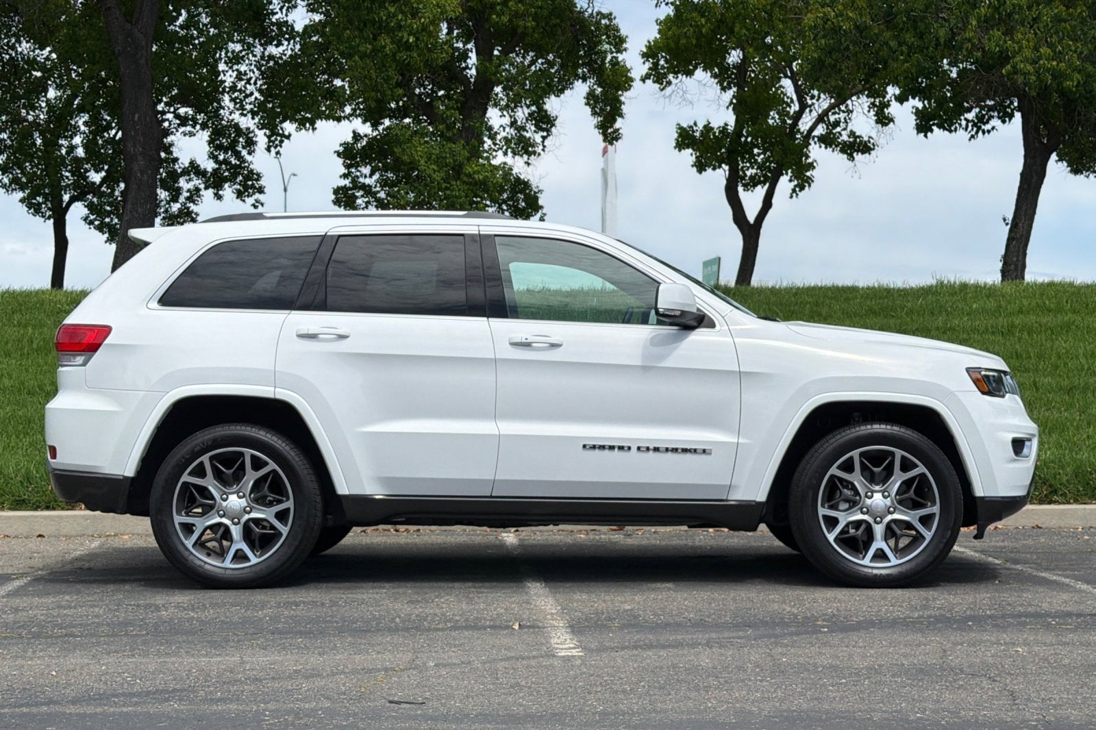 2018 Jeep Grand Cherokee Sterling Edition photo 2