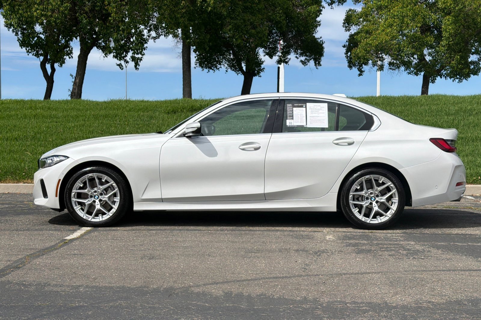 2025 BMW 3 Series 330i photo 3