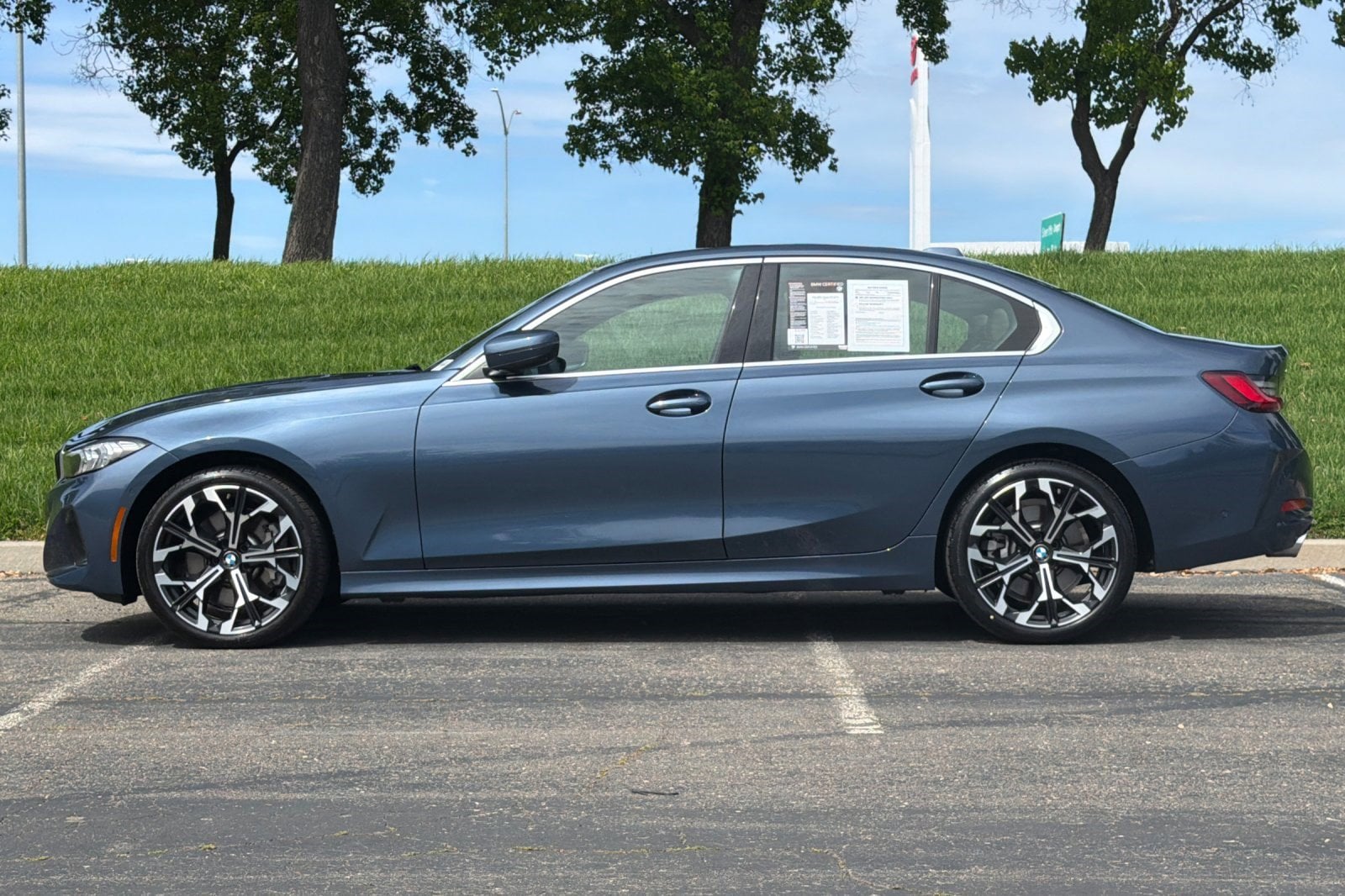 2025 BMW 3 Series 330i xDrive photo 3