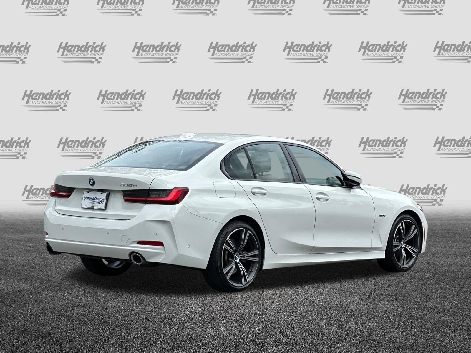 2023 BMW 3 Series 330e photo 4