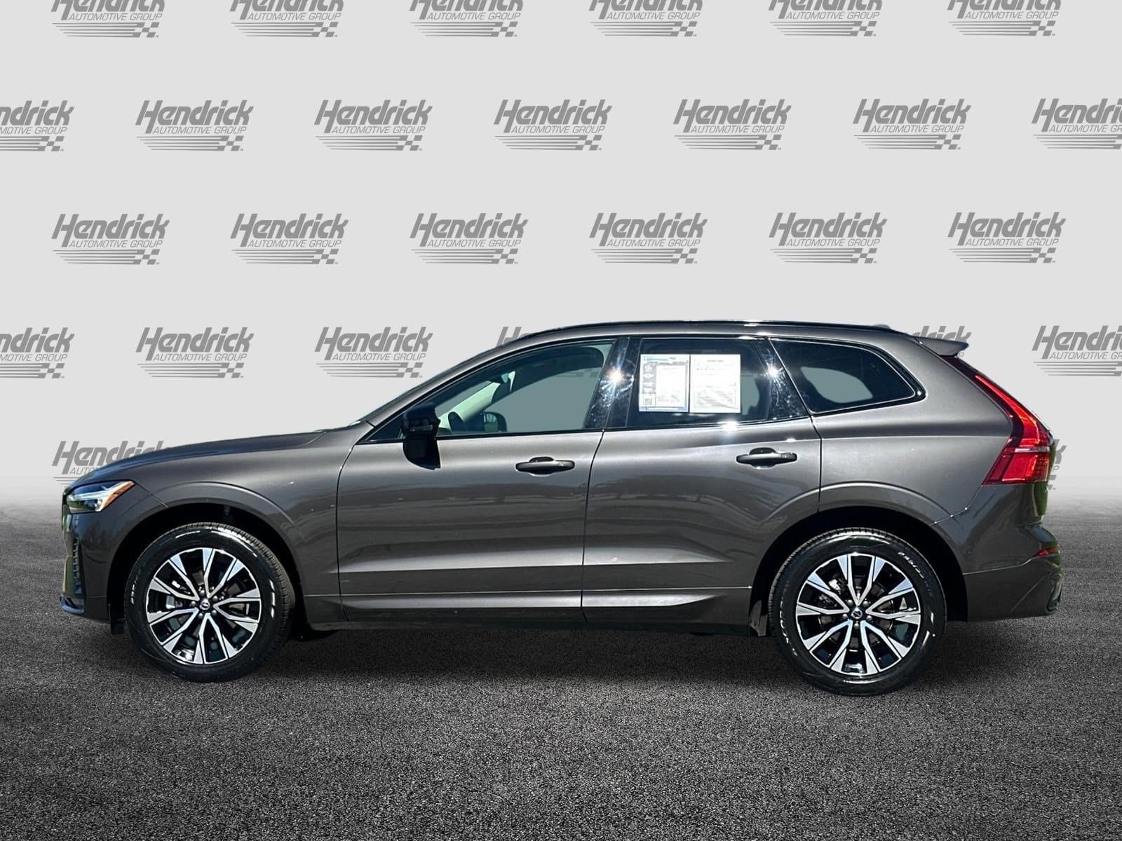 2025 Volvo XC60 Core photo 3