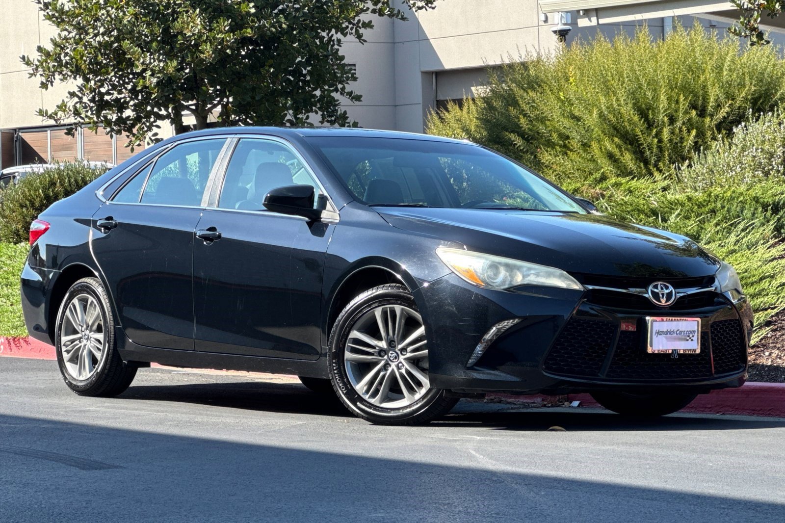 2015 Toyota Camry SE photo 2
