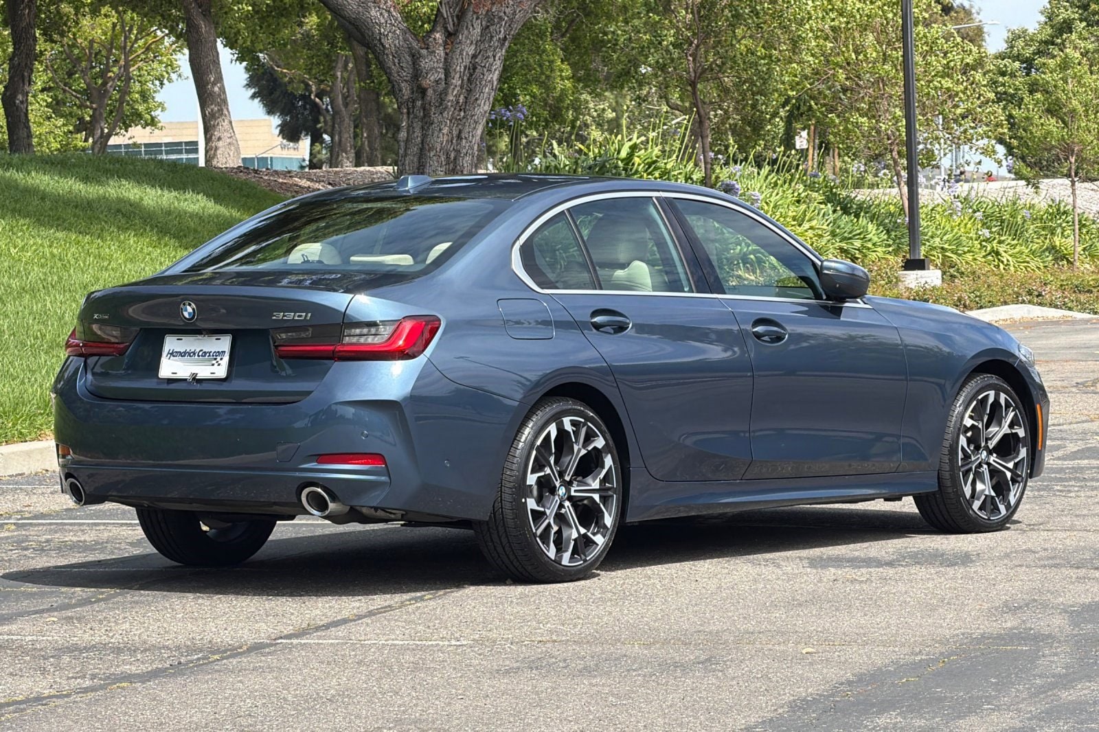 2025 BMW 3 Series 330i xDrive photo 4