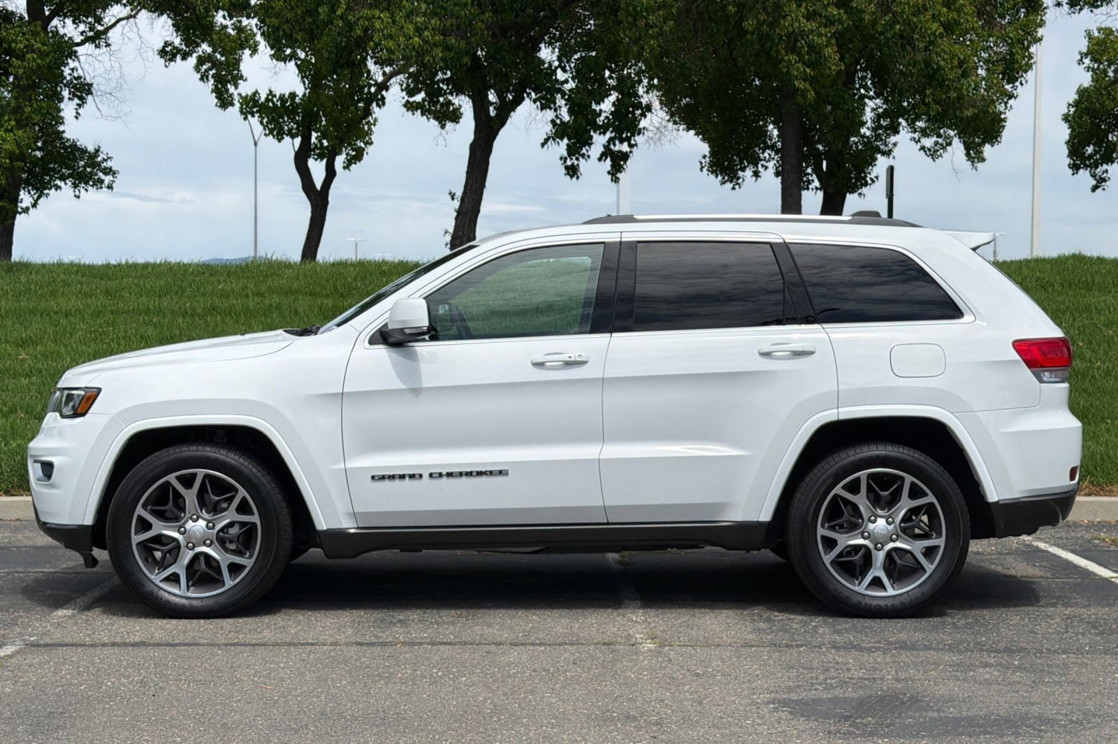 2018 Jeep Grand Cherokee Sterling Edition photo 3
