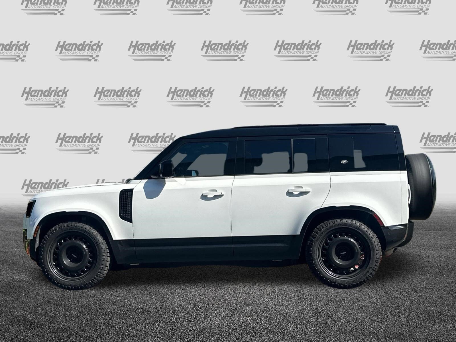 2024 Land Rover Defender 110 X-Dynamic SE photo 3