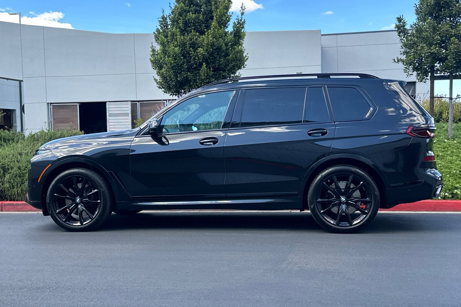 2025 BMW X7 xDrive40i photo 3