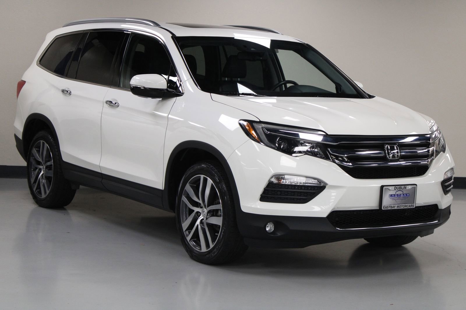 2017 Honda Pilot Elite photo 2