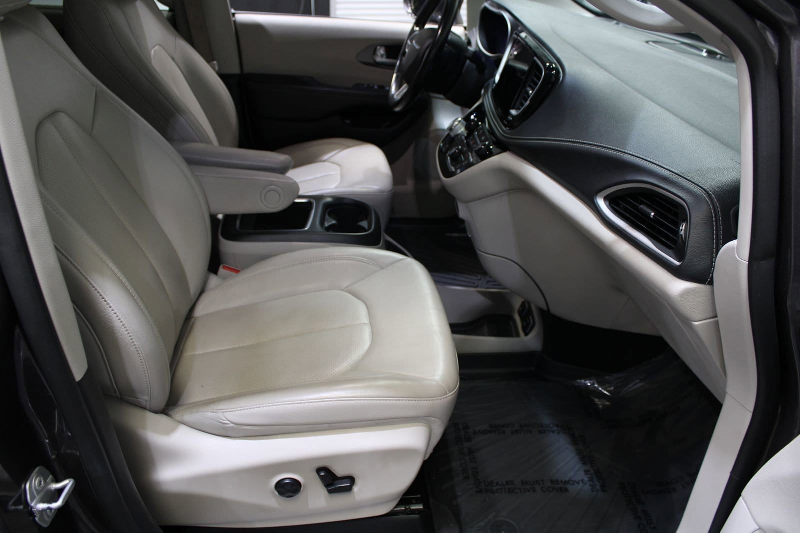 2021 Chrysler Pacifica Hybrid Touring L - Photo 23