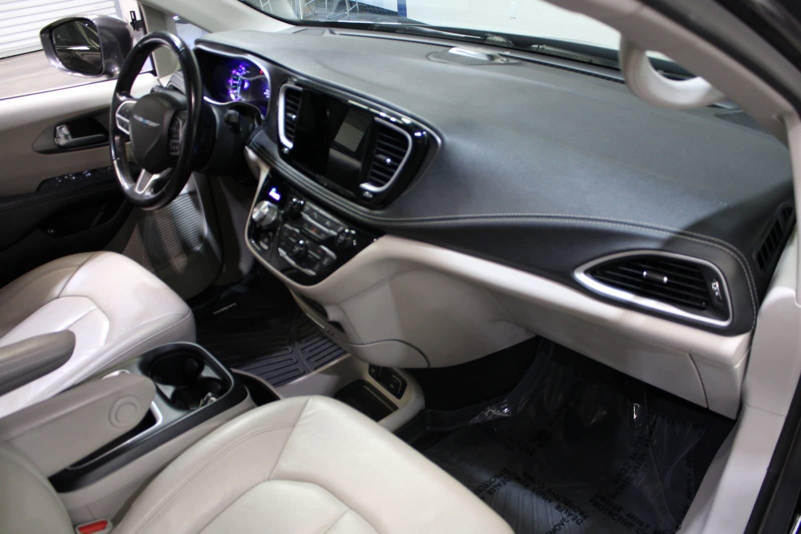2021 Chrysler Pacifica Hybrid Touring L - Photo 25