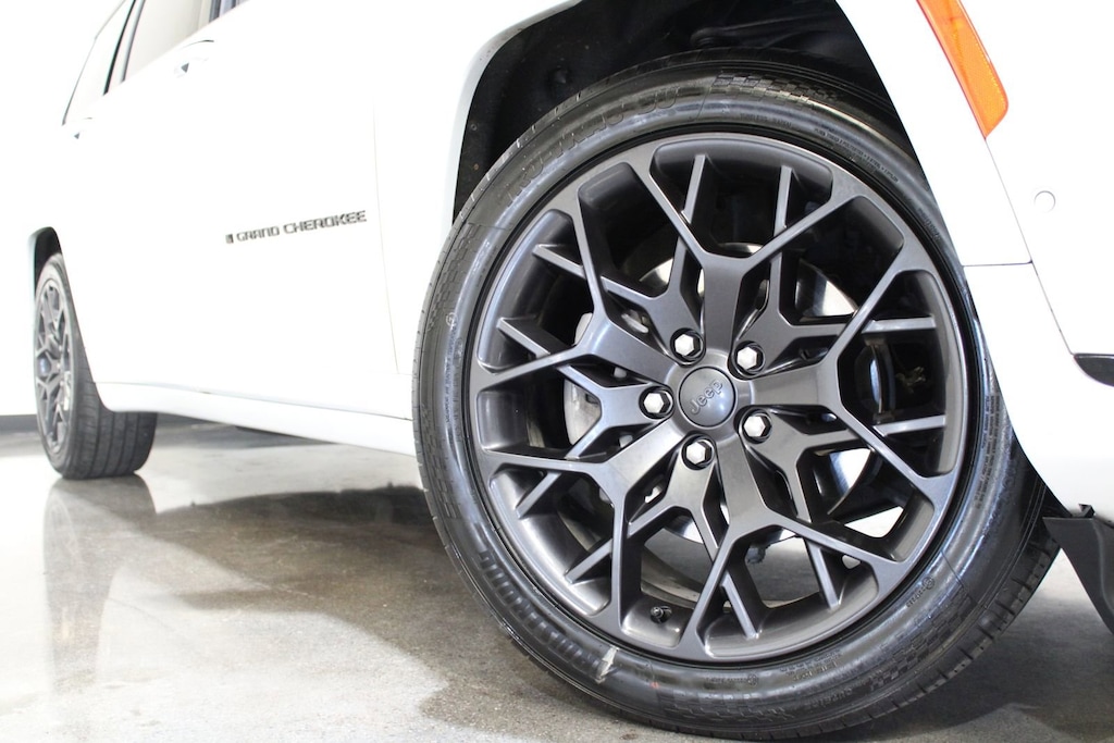 2023 Jeep Grand Cherokee L Summit Reserve photo 2