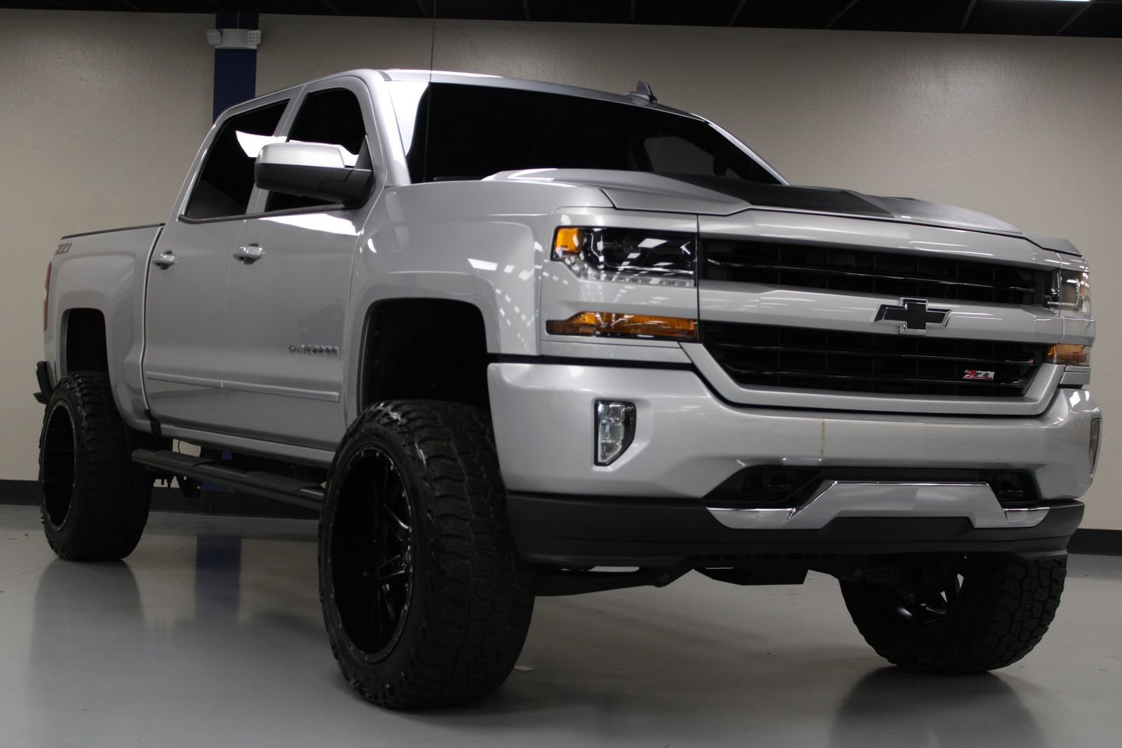 2018 Chevrolet Silverado 1500 LT photo 3