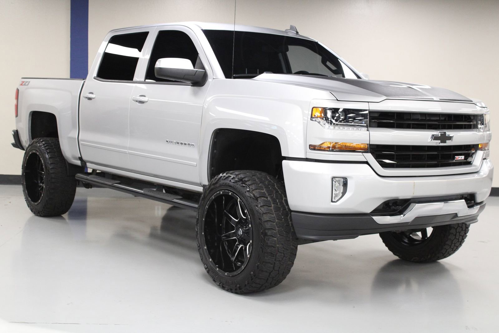 2018 Chevrolet Silverado 1500 LT photo 2