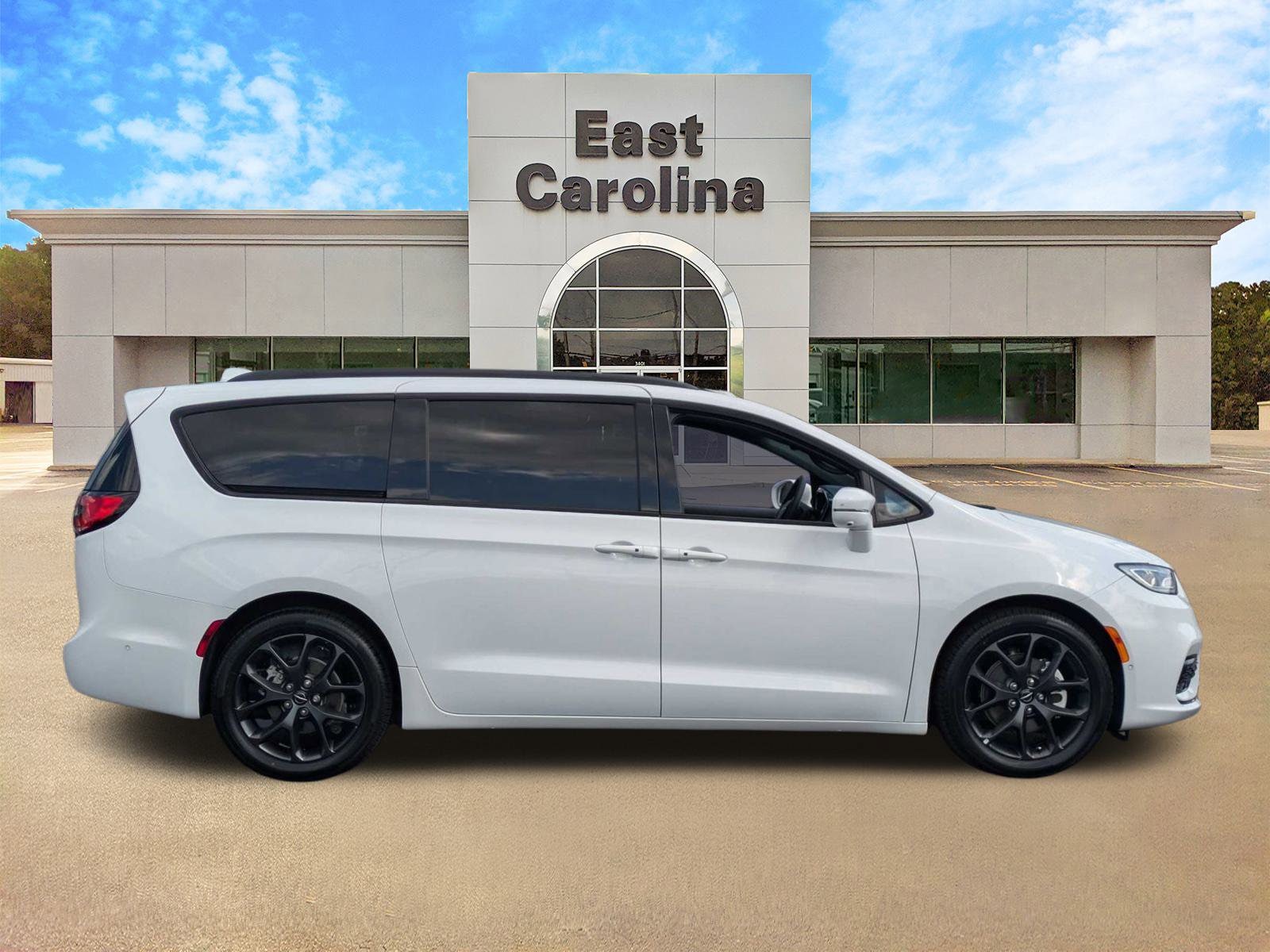 Certified 2022 Chrysler Pacifica Limited with VIN 2C4RC1GG4NR186887 for sale in Greenville, NC