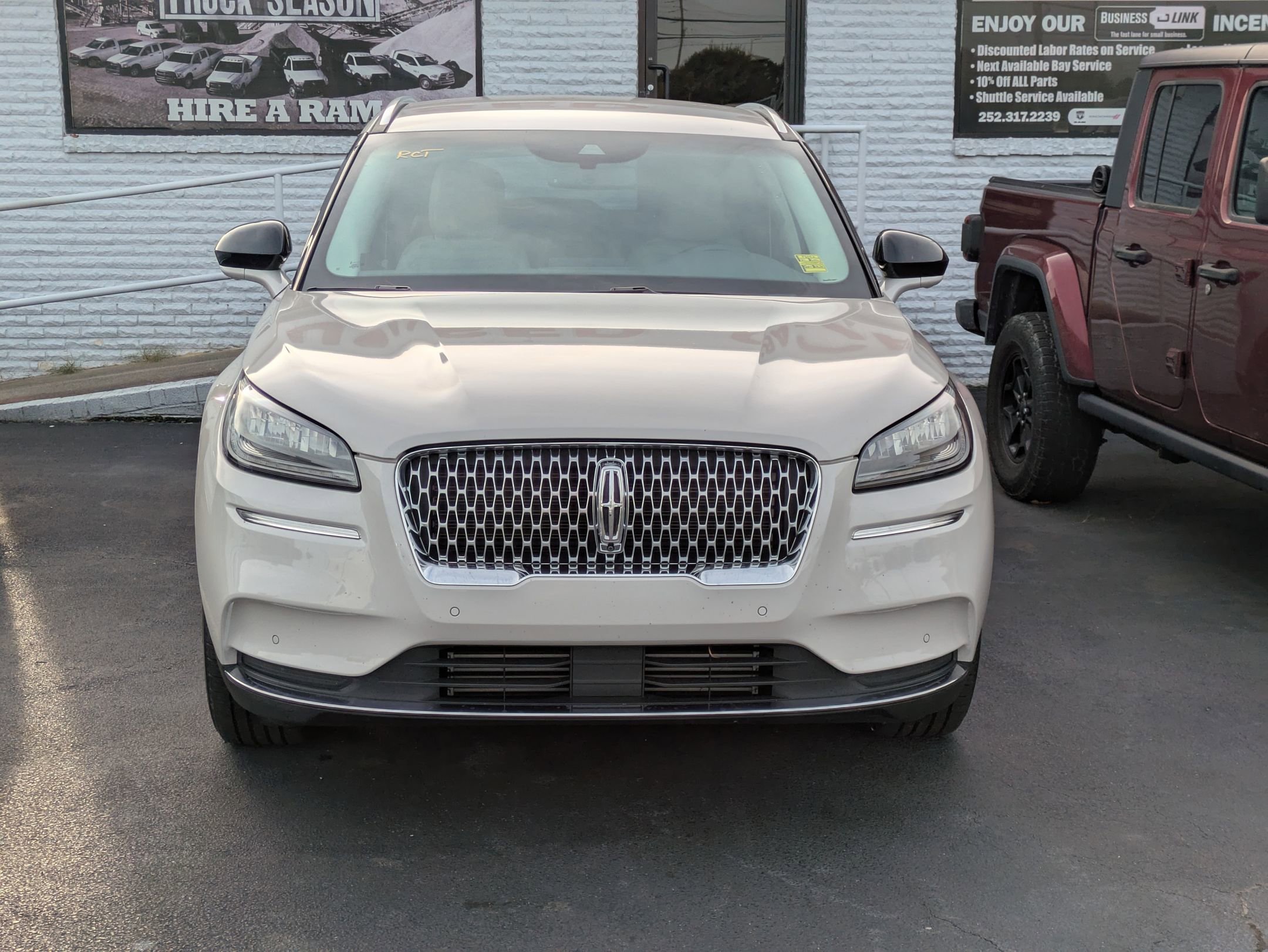 2021 Lincoln Corsair Standard photo 2