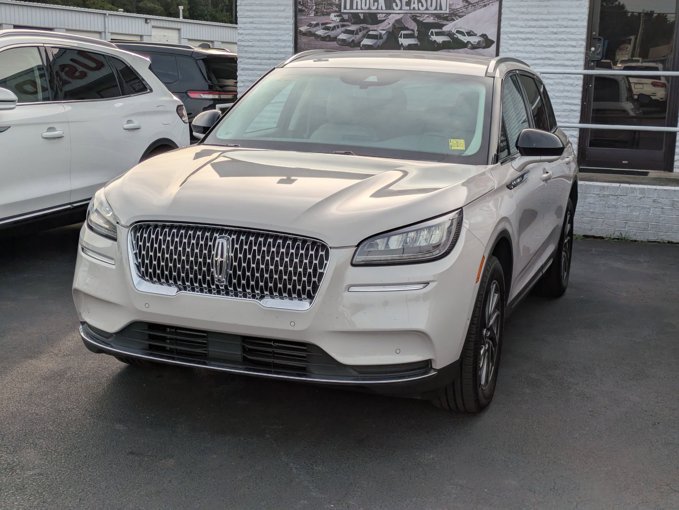 2021 Lincoln Corsair Standard photo 3