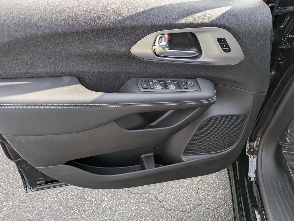 2026 Chrysler Pacifica Limited - Photo 10