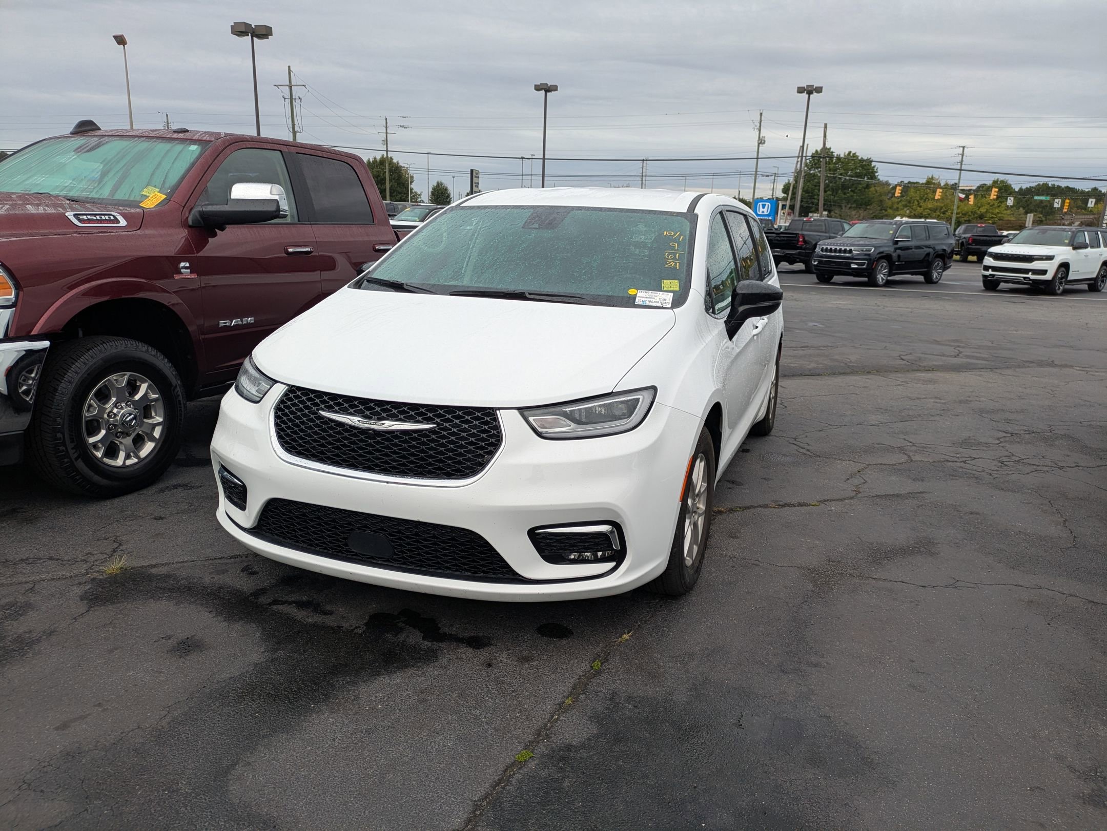 2024 Chrysler Pacifica Touring L photo 3