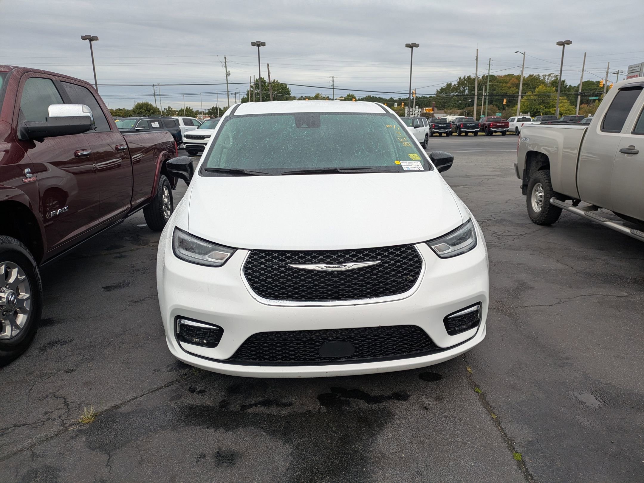 2024 Chrysler Pacifica Touring L photo 2