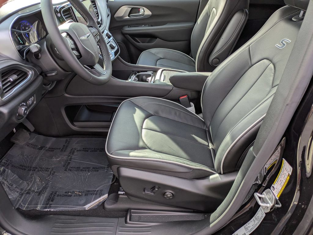 2026 Chrysler Pacifica Limited - Photo 12